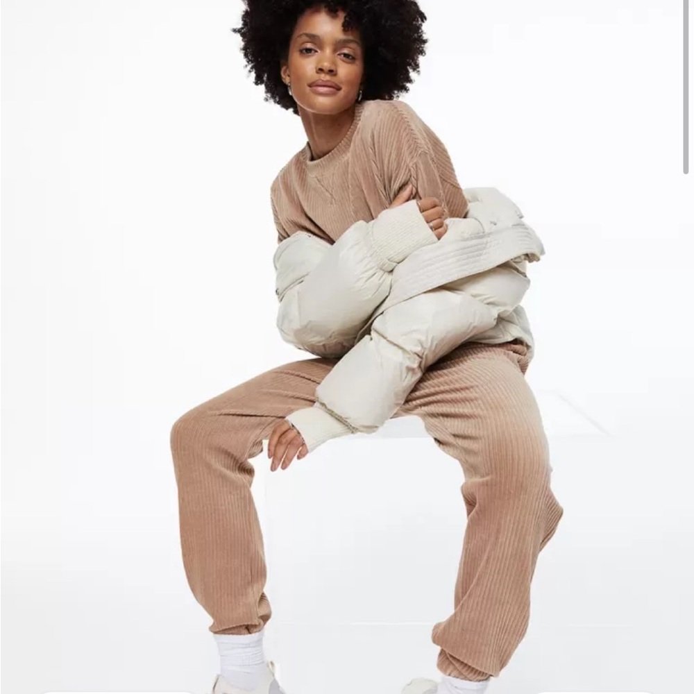 H&M Corduroy Ribbed Sweat Set Crewneck Sweatshirt and Joggers Tan